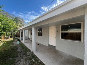 122 NW 6th Ave, Unit 2 in Dania Beach, FL - Building Photo - Building Photo