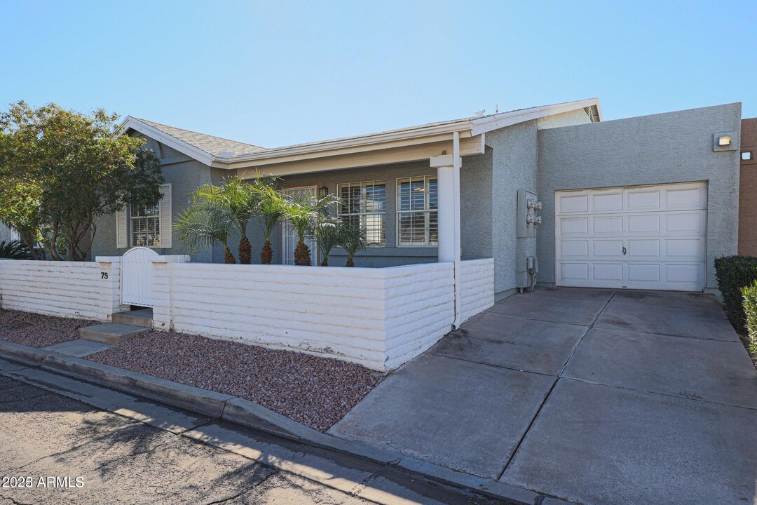 2929 E Broadway Rd in Mesa, AZ - Building Photo