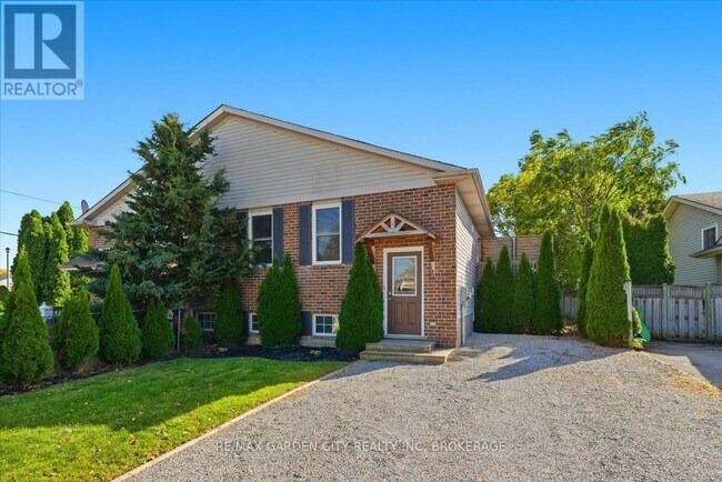 4 Fox Trail Dr in St Catharines, ON - Building Photo - Building Photo