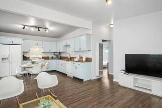 728 Stepney Pl in Inglewood, CA - Building Photo - Building Photo