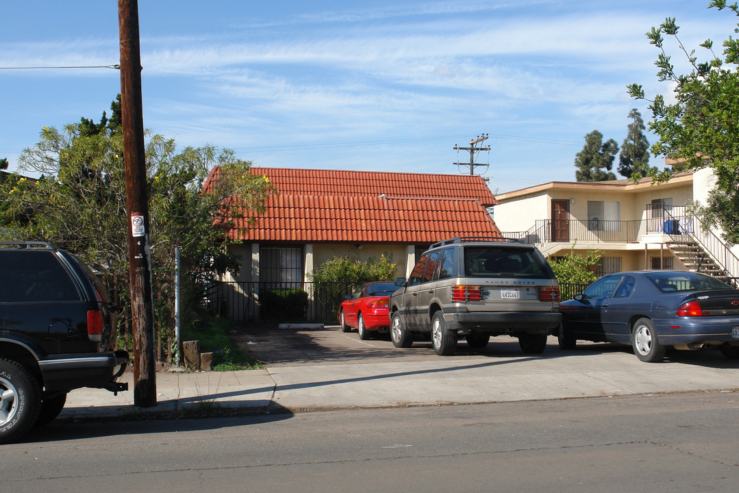 207 W Park Ave in San Ysidro, CA - Building Photo