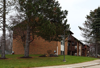 Darrow Road Apartments in Akron, OH - Building Photo - Building Photo