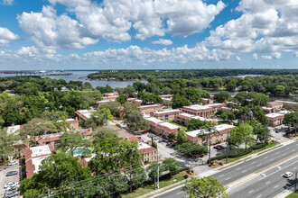 Colonial Point Condominiums in Jacksonville, FL - Building Photo - Building Photo