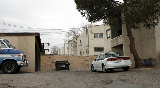 720 E Virginia Way in Barstow, CA - Foto de edificio - Building Photo