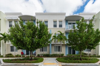 Sonata Apartments in Pompano Beach, FL - Foto de edificio - Building Photo