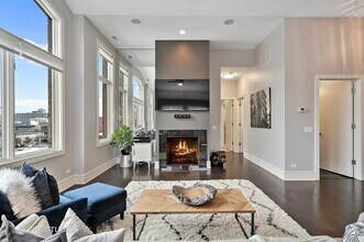 711 W Grand Ave, Unit 503 in Chicago, IL - Building Photo - Building Photo