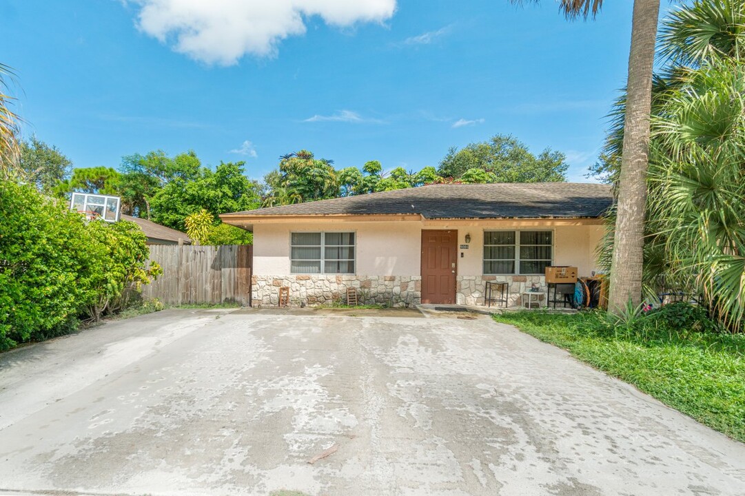 9064 E Highland Pines Dr in Palm Beach Gardens, FL - Building Photo