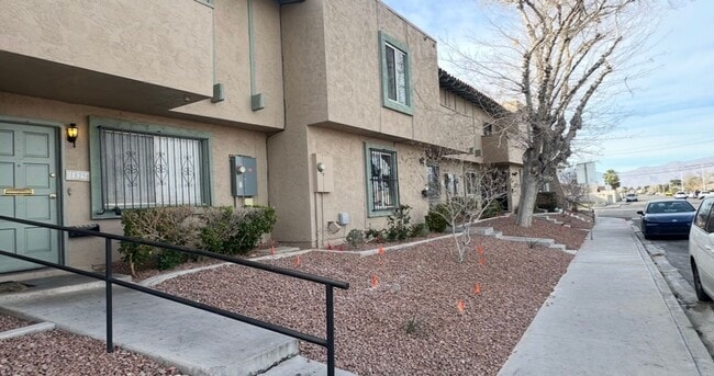 1529 Saylor Way in Las Vegas, NV - Building Photo - Building Photo