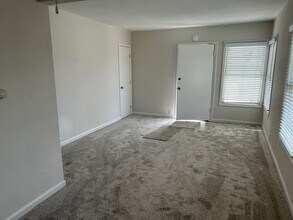 129 Roycroft Ave in Long Beach, CA - Foto de edificio - Building Photo