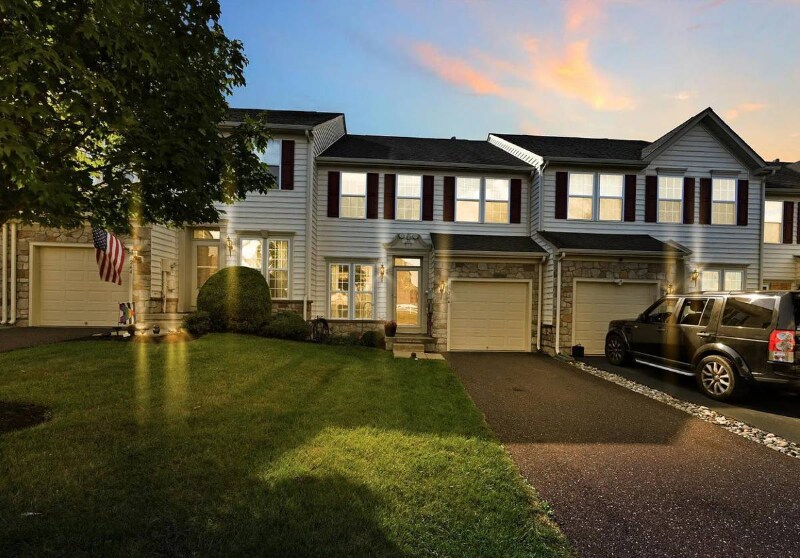 246 S Savanna Dr in Pottstown, PA - Building Photo