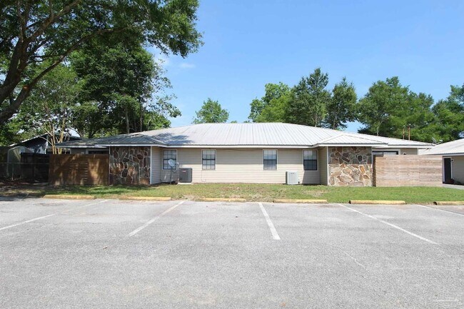 4964 W Spencer Field Rd in Pace, FL - Building Photo - Building Photo