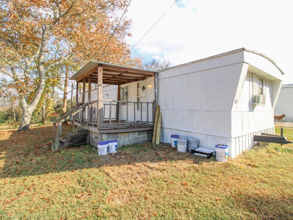 1810 Vales Mill Rd in Pulaski, TN - Building Photo