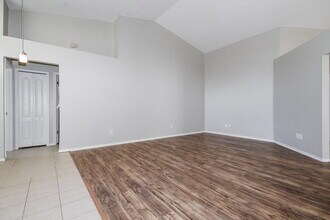 214 Island Water Way in Apollo Beach, FL - Foto de edificio - Building Photo