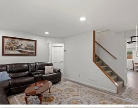 2287 7th St in East Meadow, NY - Foto de edificio - Building Photo