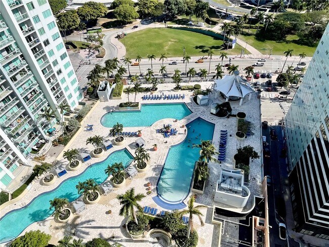 253 NE 2nd St, Unit 2409 in Miami, FL - Foto de edificio - Building Photo