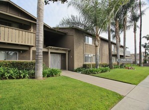 Palm West Village in Anaheim, CA - Foto de edificio - Building Photo