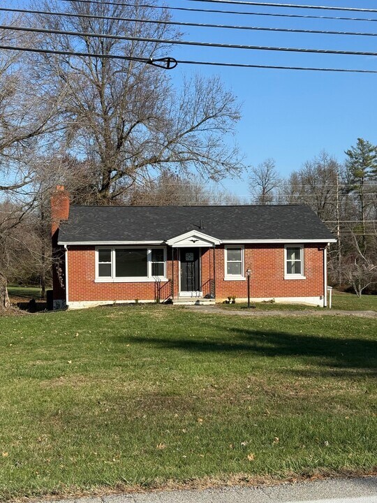 2056 Hodgenville Rd in Elizabethtown, KY - Building Photo