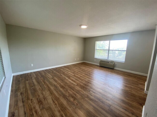 701 W Sycamore St, Unit 205 in Denton, TX - Building Photo - Building Photo