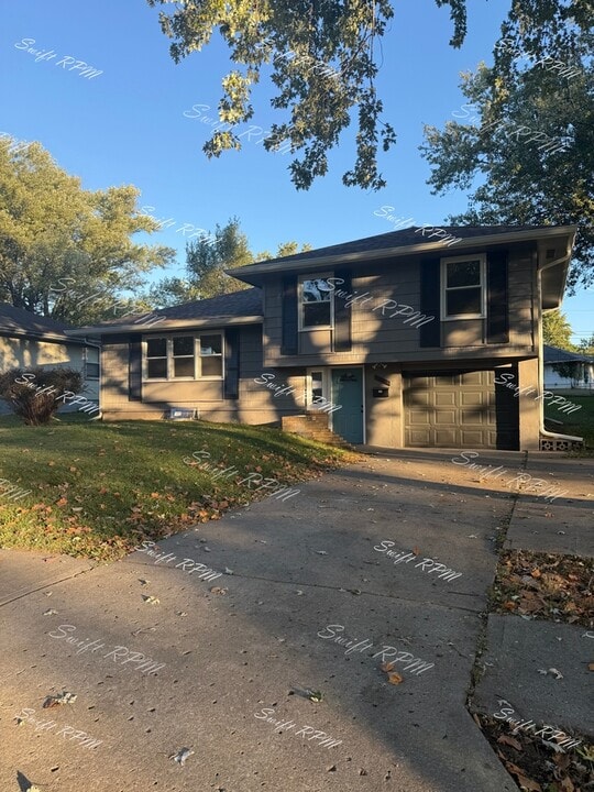 6302 120th Terrace in Grandview, MO - Building Photo