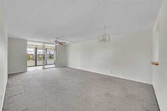7210 Lake Cir Dr in Margate, FL - Building Photo - Building Photo