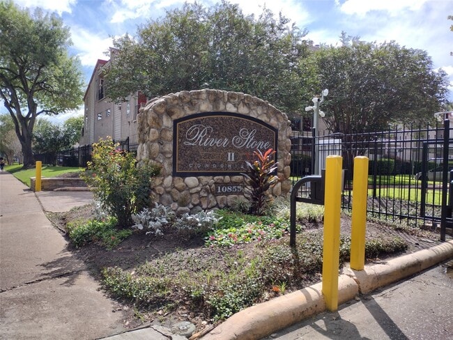 10855 Meadowglen Ln