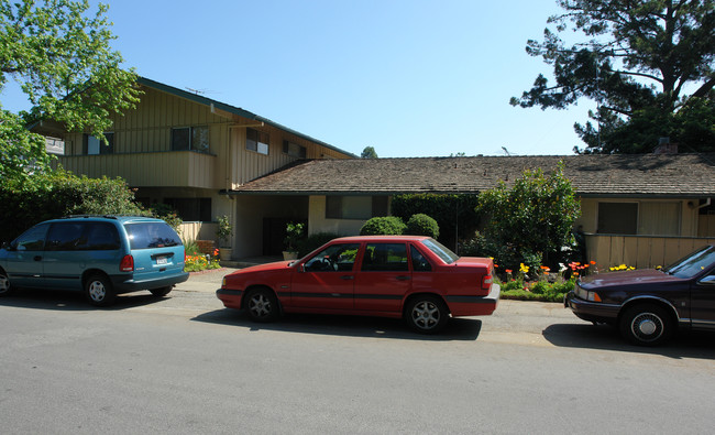 535-547 Tyndall St in Los Altos, CA - Foto de edificio - Building Photo