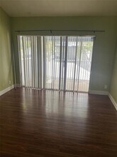 2333 SW 82nd Way in North Lauderdale, FL - Foto de edificio - Building Photo