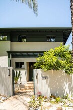 1975 Micheltorena St in Los Angeles, CA - Foto de edificio - Building Photo