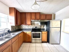 2830 Somerset Park Dr in Tampa, FL - Building Photo - Building Photo