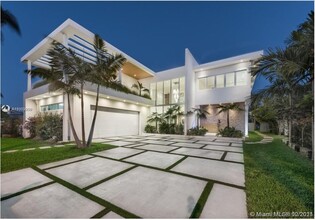 Luxury Listings in Miami Beach, FL - Building Photo - Building Photo