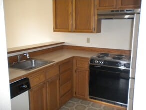 1961 Lake Isle Dr in Eugene, OR - Building Photo - Building Photo