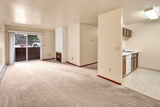 Ladera Villa in Anchorage, AK - Foto de edificio - Building Photo