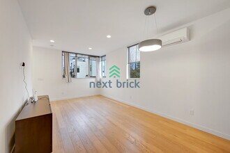 8353 18th Ave NW in Seattle, WA - Foto de edificio - Building Photo