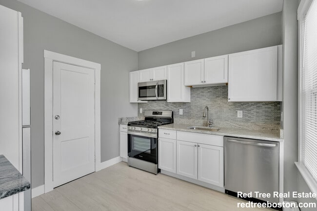 142 Sutherland Rd, Unit 2 in Boston, MA - Foto de edificio - Building Photo