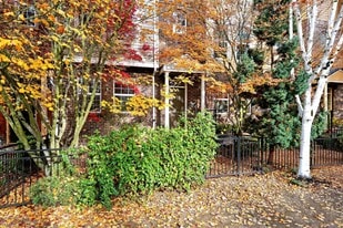 5889 NE Alder St in Hillsboro, OR - Building Photo