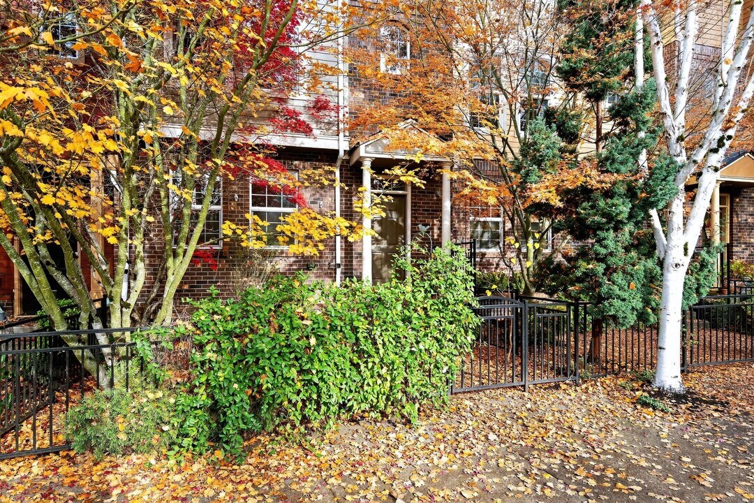 5889 NE Alder St in Hillsboro, OR - Building Photo