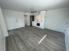 323 Washington Ave, Unit 7 in Miami Beach, FL - Building Photo - Building Photo