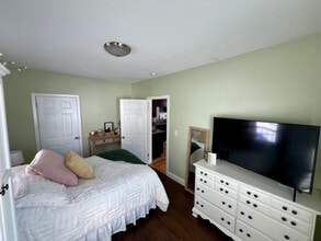 14 Arnold Ave, Unit 1 in Lincoln, RI - Foto de edificio - Building Photo