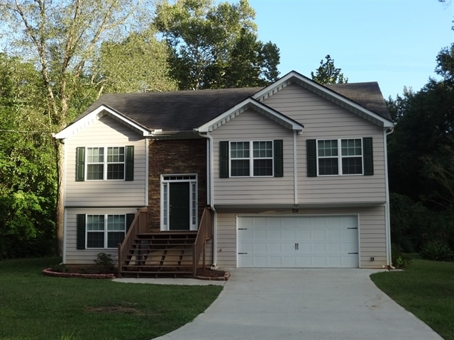 property at 718 Nottingham Dr