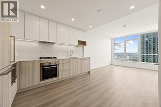 6087 Wilson Ave in Burnaby, BC - Building Photo - Building Photo