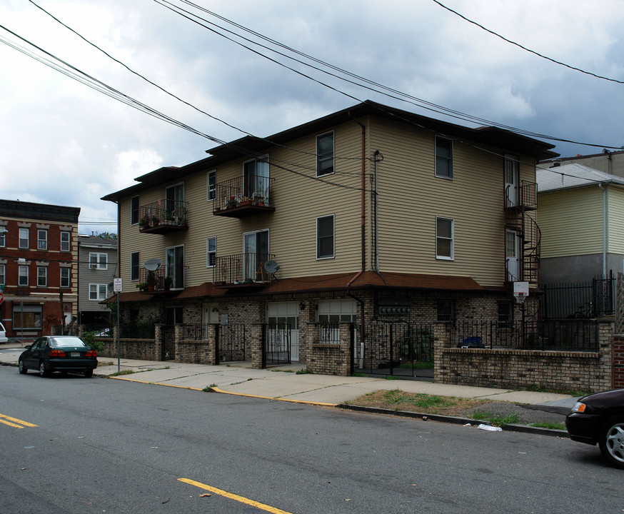 62 Davenport Ave in Newark, NJ - Building Photo