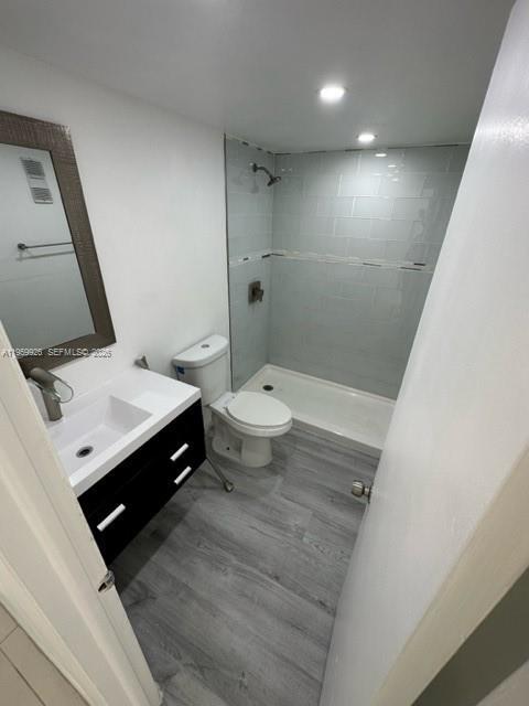 3527 NE 168th St in North Miami Beach, FL - Foto de edificio - Building Photo