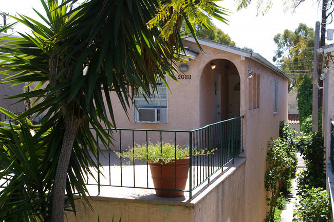 2033 Garnet Ave in San Diego, CA - Foto de edificio - Building Photo