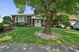5 Trombley Dr in Livingston, NJ - Building Photo - Building Photo