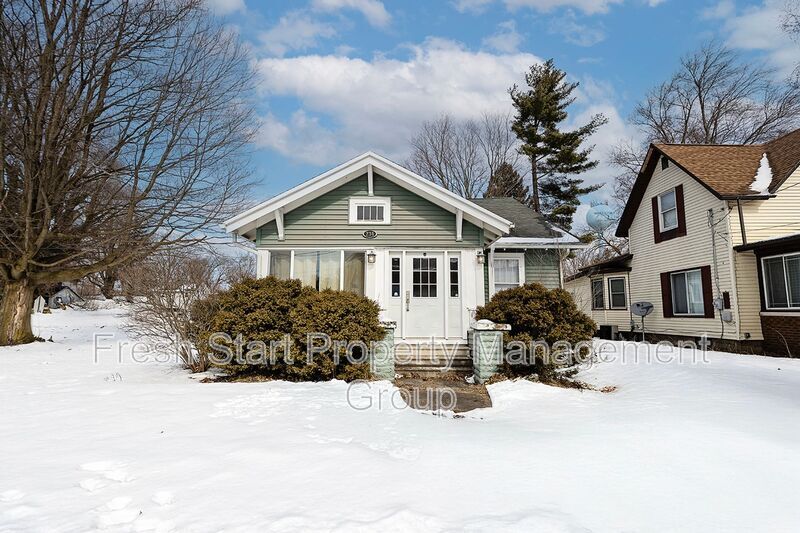 234 W Pleasant St in Watervliet, MI - Building Photo