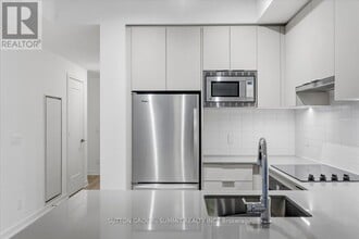 3071 Trafalgar Rd in Oakville, ON - Building Photo - Building Photo