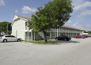 Wellington Manor Apartments in Miami, FL - Building Photo - Building Photo