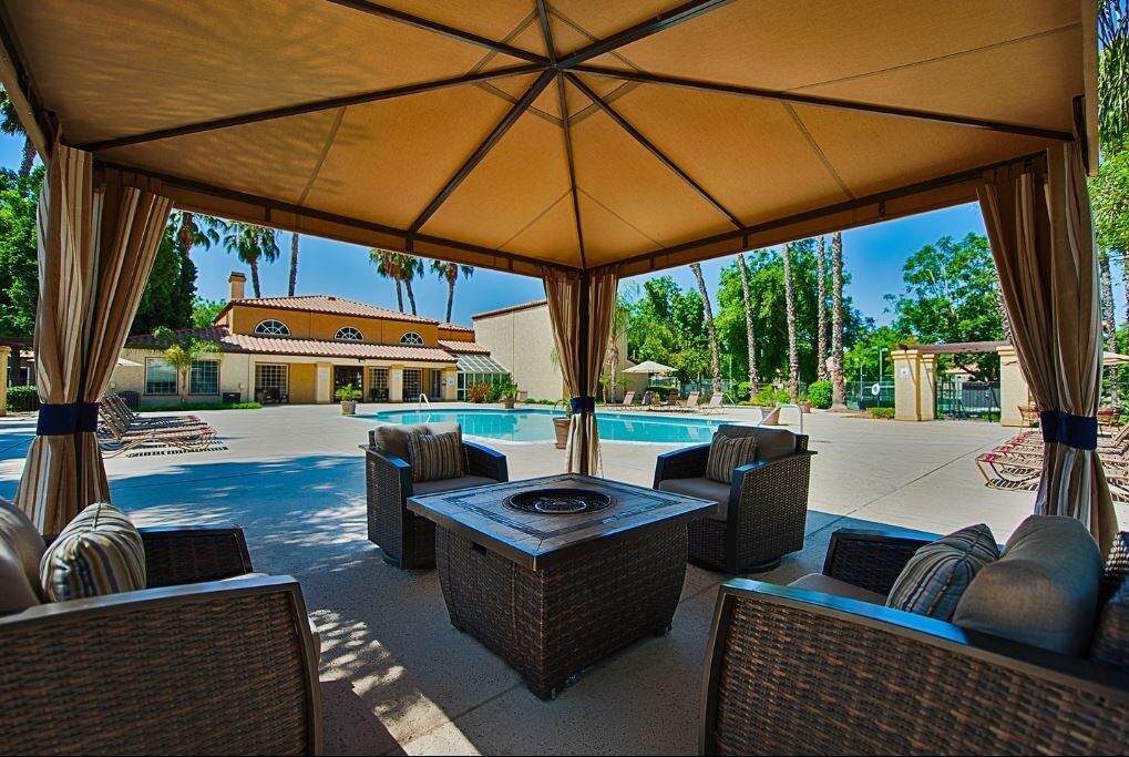 Oasis Townhomes in Loma Linda, CA - Building Photo