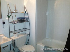 1061 Beacon St in Brookline, MA - Building Photo - Building Photo