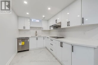 5492 Haddon Hall Rd in Mississauga, ON - Building Photo - Building Photo